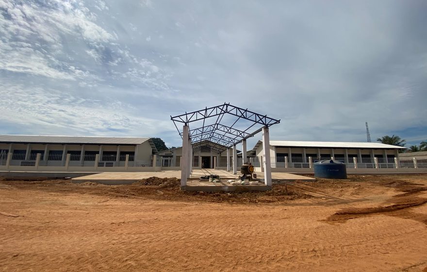 Obra da UFAC - CAP em execução: blocos de salas concluídos e estrutura metálica da cobertura central sendo montada